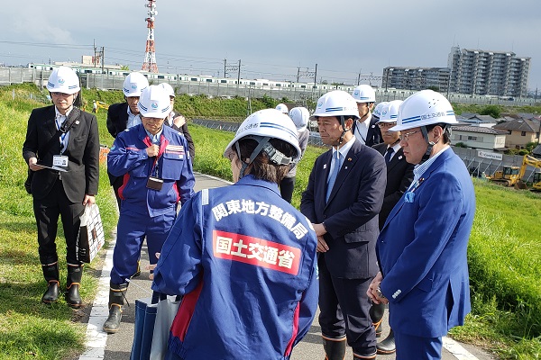 令和元年5月7日　埼玉県内の首都圏氾濫区域堤防強化対策の工事現場を大塚副大臣と工藤政務官が視察