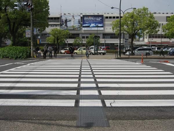 視覚障害者用道路横断帯用「アトムエスコートゾーン」   (CG-120023-VE)