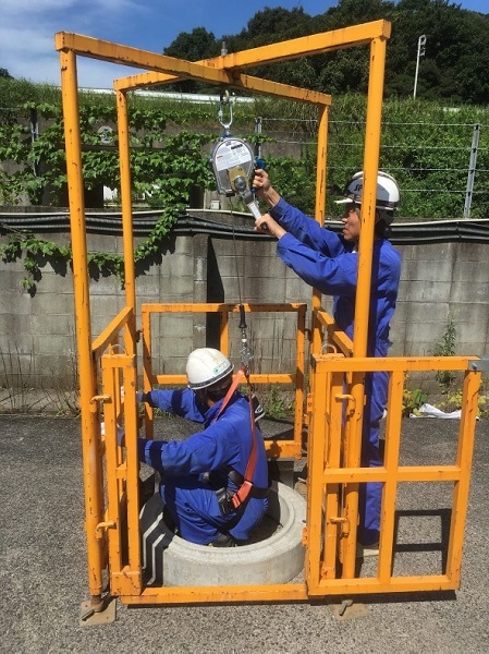 マンホール昇降用安全フェンス「アイボックス」   (QS-170019-A)