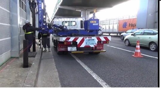 防護柵支柱のサイレントストライカー工法   (KK-170044-VE)