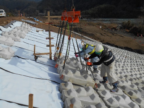 連節ブロックの3連吊り工法 (旧KK-150072-A)