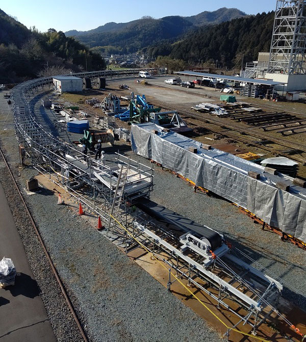 地形に合わせて直線でもカーブでも連続配置できる仮設ベルトコンベヤ「フリーラインコンベヤ」(QS-210023-A)