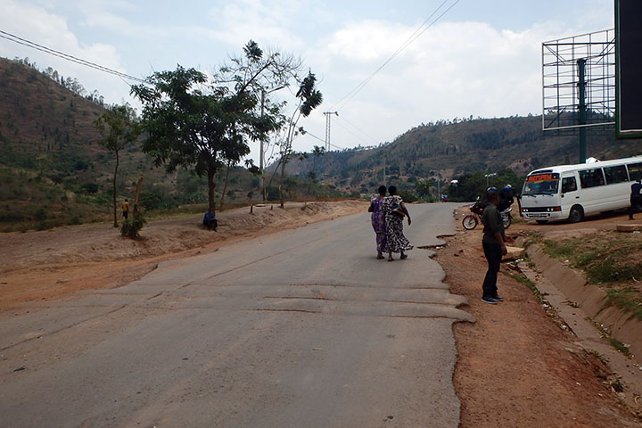 ルワンダ：ルスモ-カヨンザ区間道路改良事業