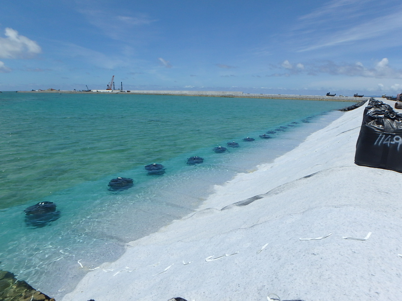 千鳥縫製で巾継ぎ加工した超高伸度防砂シート(KKK-230002-A)