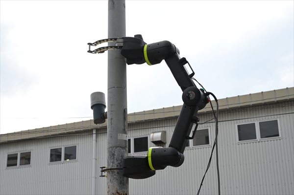 道路照明等点検用ロボット「ポールクライマー」(KK-230039-A)