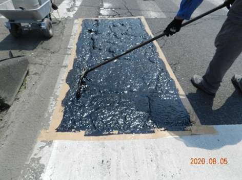 塗膜防水補修材（ラバクラックコート）を使用した路面補修工法(KT-230162-A)