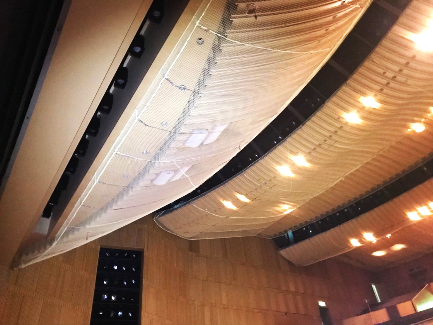 ２方向支持天井落下防止柵おちないネット工法(KT-230161-A)